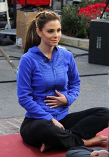 Maria Menounos feet photo thumbnail