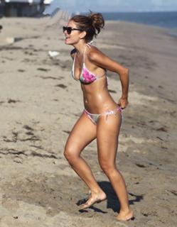 Maria Menounos feet photo thumbnail