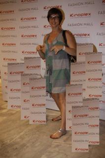 Maria Paula feet photo 11