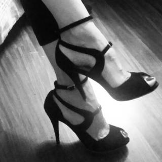Maria Pia Calzone feet photo 17