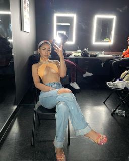 Mariah the Scientist feet photo thumbnail