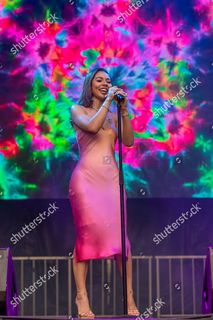 Mariah the Scientist feet photo thumbnail