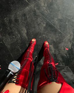 Mariah the Scientist feet photo thumbnail