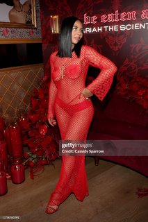 Mariah the Scientist feet photo thumbnail