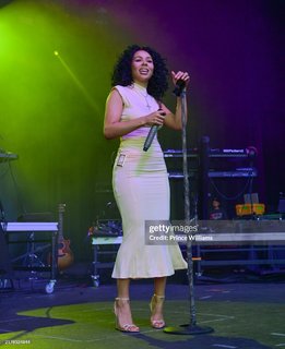 Mariah the Scientist feet photo thumbnail