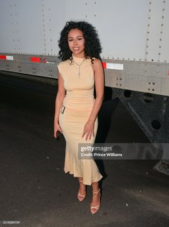 Mariah the Scientist feet photo thumbnail