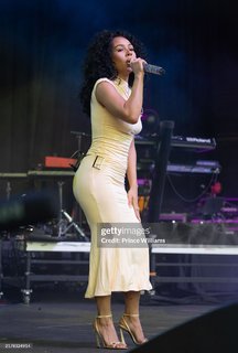 Mariah the Scientist feet photo thumbnail