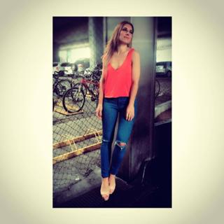 Mariana Brey feet photo thumbnail