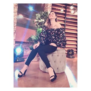 Mariana Brey feet photo thumbnail