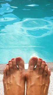 Mariana Brey feet photo thumbnail