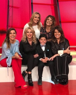 Mariana Brey feet photo thumbnail