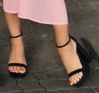 Mariana Brey feet photo thumbnail