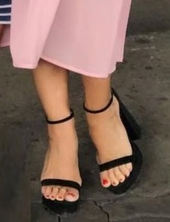 Mariana Brey feet photo thumbnail