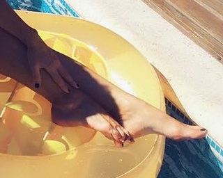 Mariana Brey feet photo thumbnail