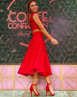 Mariana Brey feet photo thumbnail