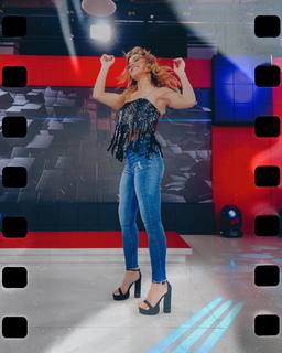 Mariana Brey feet photo thumbnail