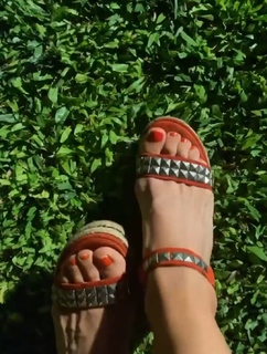 Mariana Brey feet photo thumbnail