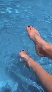 Mariana Brey feet photo thumbnail