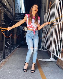 Mariana Brey feet photo thumbnail