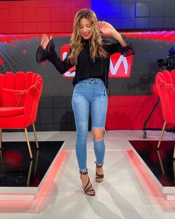 Mariana Brey feet photo thumbnail