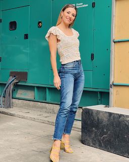 Mariana Brey feet photo thumbnail