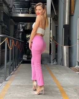 Mariana Brey feet photo thumbnail