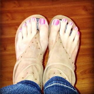 Mariana Echeverria feet photo thumbnail
