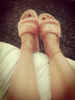 Mariana Echeverria feet photo thumbnail