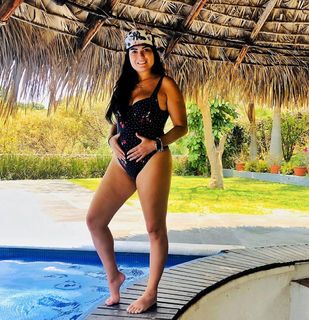 Mariana Echeverria feet photo thumbnail