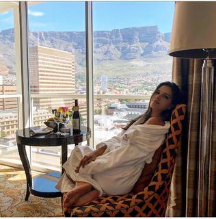 Mariana Rios feet photo thumbnail