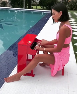 Mariana Rios feet photo thumbnail