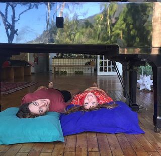 Mariana Ximenes feet photo thumbnail