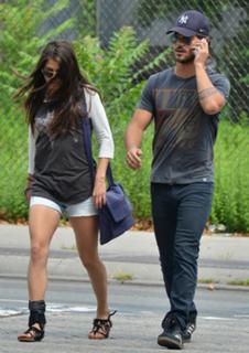 Marie Avgeropoulos feet photo thumbnail
