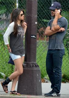 Marie Avgeropoulos feet photo thumbnail