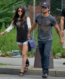 Marie Avgeropoulos feet photo thumbnail