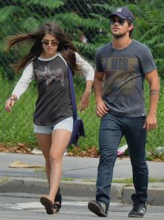 Marie Avgeropoulos feet photo thumbnail