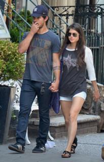 Marie Avgeropoulos feet photo thumbnail