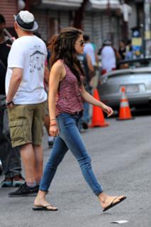 Marie Avgeropoulos feet photo thumbnail