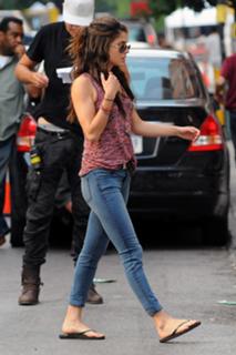 Marie Avgeropoulos feet photo thumbnail