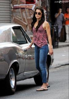 Marie Avgeropoulos feet photo thumbnail