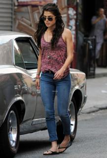 Marie Avgeropoulos feet photo thumbnail
