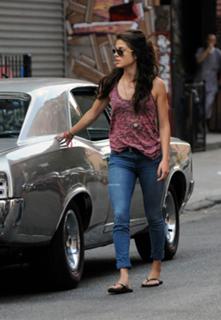 Marie Avgeropoulos feet photo thumbnail