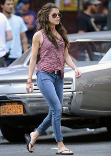 Marie Avgeropoulos feet photo thumbnail