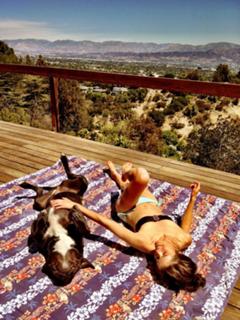 Marie Avgeropoulos feet photo thumbnail