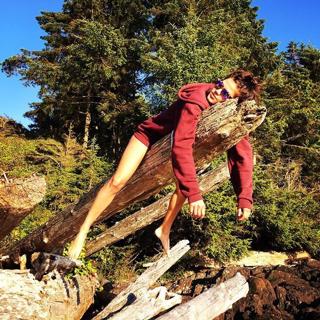 Marie Avgeropoulos feet photo thumbnail