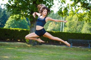 Marie Avgeropoulos feet photo thumbnail