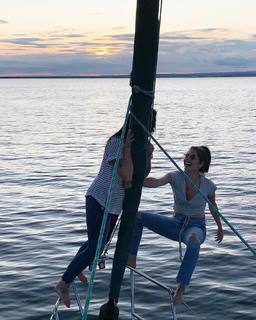 Marie Avgeropoulos feet photo thumbnail