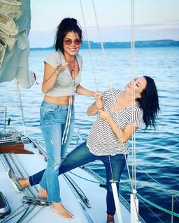 Marie Avgeropoulos feet photo thumbnail
