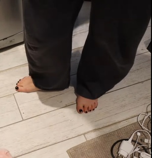 Marie Lopez feet photo thumbnail