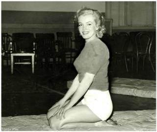 Marilyn Monroe feet photo thumbnail